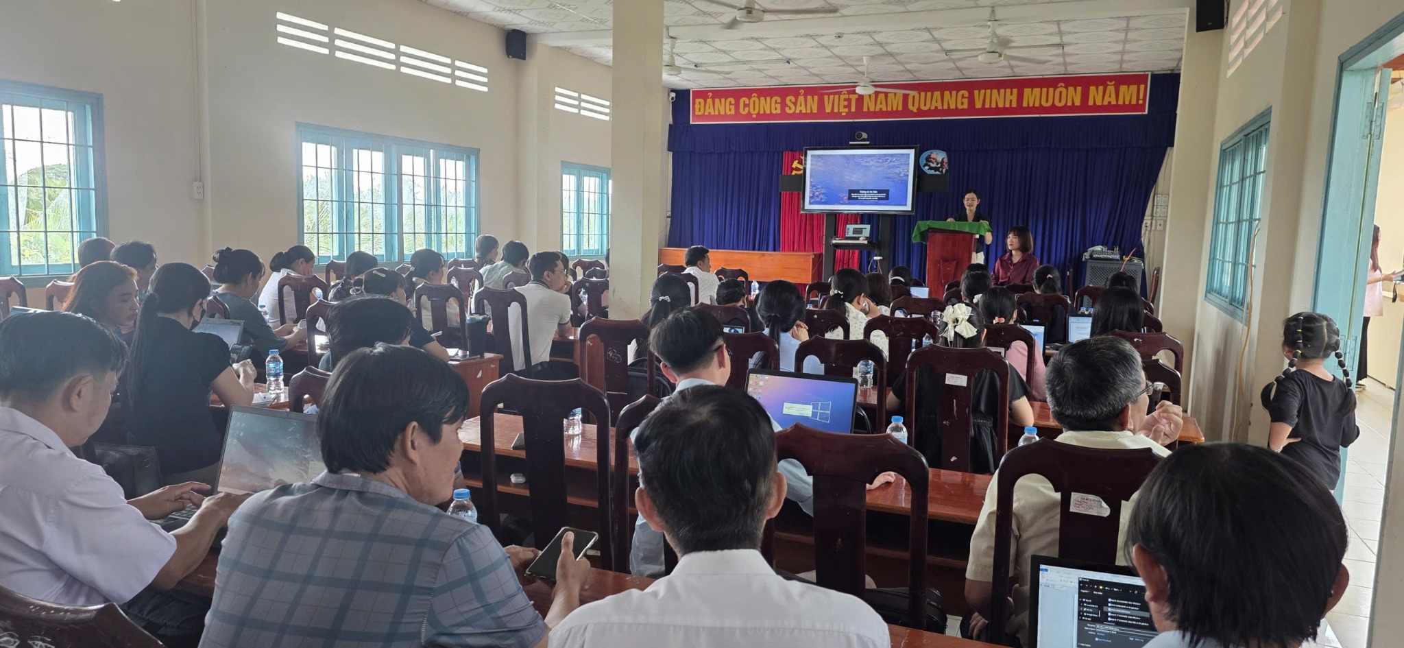 Không gian lớp tập huấn thực hành trên thiết bị